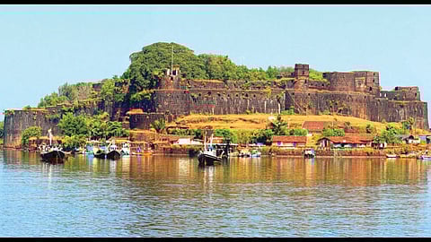 Santosh Kulkarni writes Vijaydurg fort special report