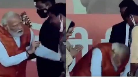 Video: भरसभेत कार्यकर्त्याच्या पाया का पडले PM मोदी? वाचा कारण