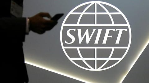 SWIFT कार नव्हे तर इकोनॉमिक वेपन; रशियाला लगाम घालणार?