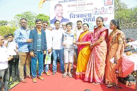 हसत-खेळत चित्रकला स्पर्धेत ९५० स्पर्धकांचा सहभाग