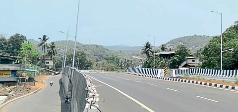 खारेपाटणला महामार्गालगतची कामे अपूर्ण