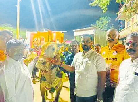 आंबेठाण (ता. खेड) : ‘लक्ष्या’ बैलाच्या वाढदिवसप्रसंगी उपस्थित मान्यवर.