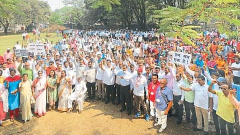 अजित पवार यांच्यासोबत सकारात्मक चर्चा; शासकीय कर्मचाऱ्यांचा संप मागे