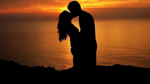 काळजी घ्या! Kiss घेतल्यानं होऊ शकतात आजार