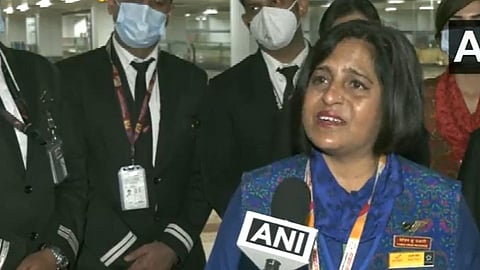 एक चॉकलेट, ९-१० तास पायी चालत विमानतळावर पोहोचले, Air India च्या अधिकाऱ्यांचे आभार