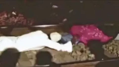 तरुणीचे प्राण वाचवण्यासाठी त्याने मारली ट्रेनसमोर उडी
