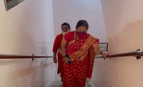 Mumbai : महापौर पेडणेकर दिशा सालियानच्या घरी