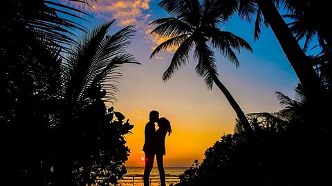 Kiss Day : किस करताय? 'शास्त्र असतं ते!'