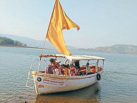 girls Khirkhandi got mechanical boat