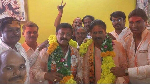 भाजप आमदार देशमुखांसोबत बिज्जू प्रधानेंचा संग्रहित फोटो