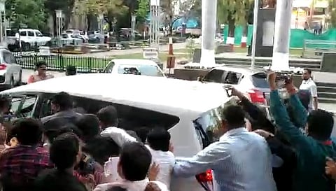 Kirit Somaiya Attacked by Shiv Sena Supporters