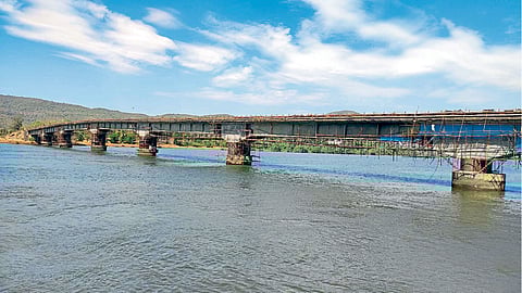 Ambet Bridge closed for transportation ratnagiri