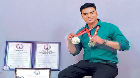 More two new world records by Amol Anasane clapping for clapping with one hand