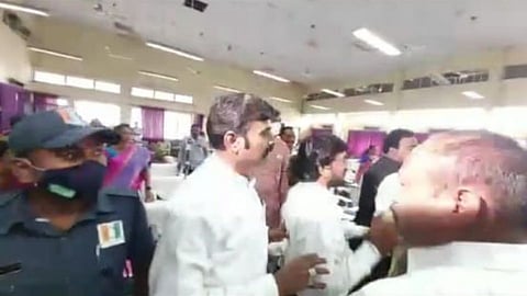 अमरावती महापालिकेत मारहाण