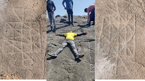 वाघ बकरी पटखेळ शिल्प