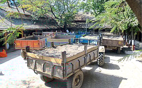 Strange magic of Jalgaon tehsil Sand tractor action