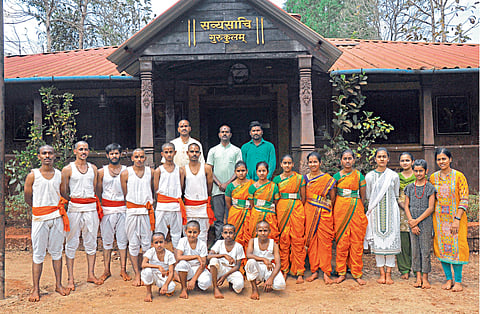 विद्यार्थी-शिक्षकांच्या श्रमदानातून वेंगरूळला