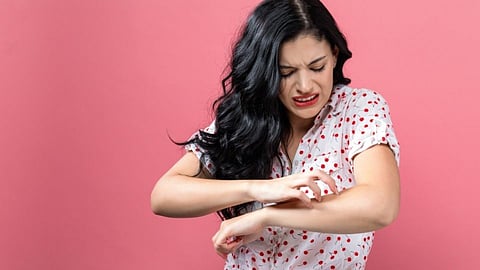 शरीरावर नेहमी खाज सुटतेय? दुर्लक्ष करू नका, गंभीर आजाराचे असू शकते लक्षण