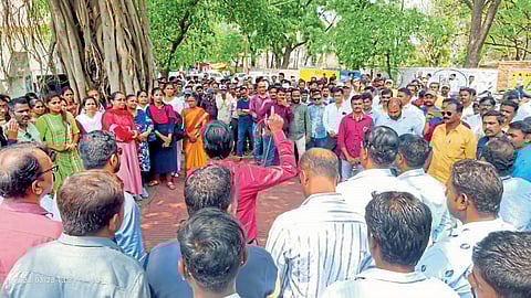 Government employees on road Bank revenue electricity strike of employees kolhapur