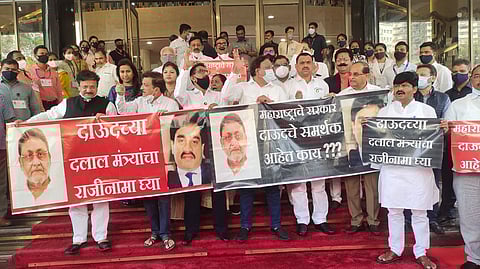 नवाब मलिकांच्या राजीनाम्यासाठी भाजप आक्रमक; विधानभवनाबाहेर घोषणाबाजी