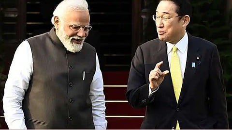 जपानचे पंतप्रधान भारत दौऱ्यावर, मोदींकडून चंदनाचा 'कृष्णा पंखा' भेट