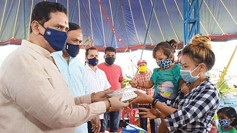 Vijay Chowgule help Famine of starving families during Corona period