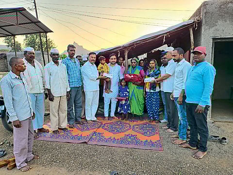 मुलींच्या लग्नापर्यंतची जबाबदारी शिवनिश्चल सेवाभावी ट्रस्टने घेतली.