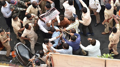 फडणवीसांच्या ताफ्यावर फेकल्या चपल्या, बांगड्या, बाटल्या अन काळे झेंडे