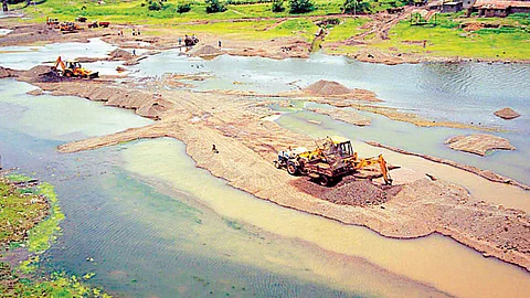 नांदेड : वाळू उत्खनन, वाहतुकीवर निर्बंध नसल्याने अपघातात वाढ