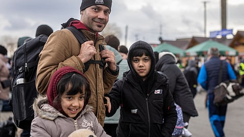 एका युद्धातून बचावले अन् दुसऱ्यात अडकले, वाचा अफगाणी कुटूंबाची व्यथा