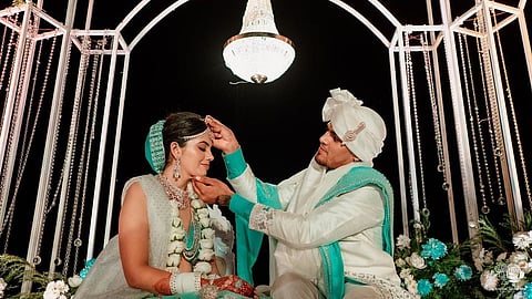 भारतीय संघाचा स्पिन गोलंदाज राहुल चहर लग्न बंधनात अडकला आहे. राहुलने सोशल मीडियाच्या माध्यमातून काही खास फोटो शेअर केले आहेत.