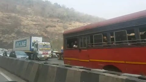 'मुंबई-पुणे एक्स्प्रेस वे'वर वाहतूक कोंडी; १० किमीपर्यंत वाहनांच्या रांगा