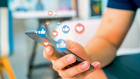 सोशल मीडियाच्या विविध माध्यमांवर आजची तरुण पिढी गुंतलेली दिसून येते. यात काहीजण या माध्यमांकडे केवळ मनोरंजन, एकमेकांची उणीदुणी काढणे यासह अन्य बाबींवर भाष्य करण्यातच धन्यता मानतात; परंतु या माध्यमांचा रोजगार मिळविण्यासाठीही प्रभावी