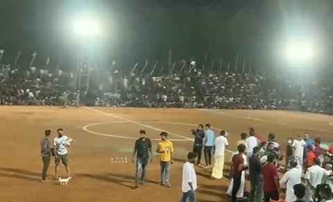 VIDEO | फूटबॉलचा सामना सुरू होता... आणि २०० जण जागीच कोसळले!