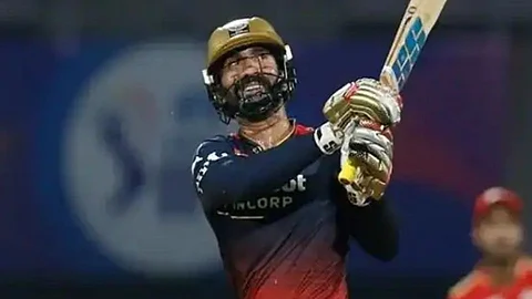 RCB vs KKR : दिनेश कार्तिकला जीवनदान अन् आरसीबीचा रडतखडत पहिला विजय