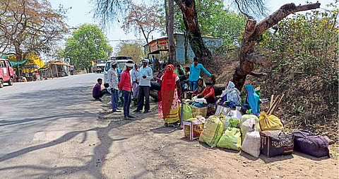 रोजगारासाठी पुन्हा स्थलांतर; होळी आटोपताच कामाच्या शोधात रवाना