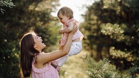 Parenting Tips : या सवयींमुळे तुमच्या मुलाचे बनतील अनेक चाहते