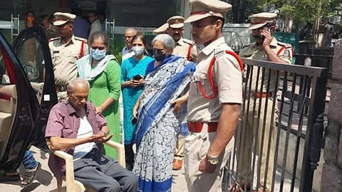 कर्मचाऱ्यांनी नजरचुकीने लावलं कुलूप; 18 तास बँकेतच अडकले आजोबा