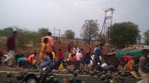 People Looted Watermelons In Aurangabad