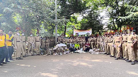 नाशिक : नदी वाचवा अभियांतर्गत स्वयंसेवकांनी श्रमदानातून संकलित केलेला कचरा