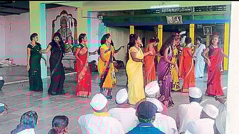 Suffering of tamasha phad Surekha Punekar Folk artists do not get any honorarium ahmednagar