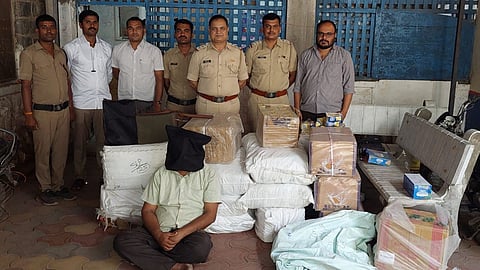 पोलीसांनी ताब्यात घेतलेला
गुटखा व संशयीत