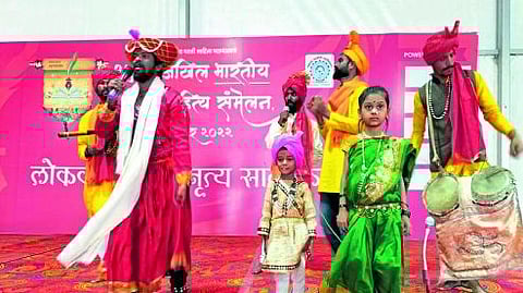 ढेमसा या आदिवासी नृत्याचे सादरीकरण करताना कलावंत.