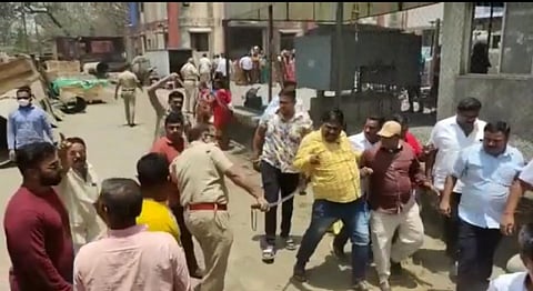 आंदोलकांवर लाठीमारा करताना पोलीस.