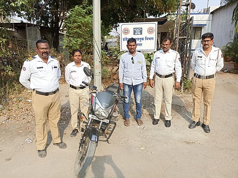 पोलीस हवालदार संदीपकुमार गोवेकर आणि महिला पोलीस शिपाई पूजा भोसले हांडेवाडी चौकामध्ये वाहतूक नियमन करीत होते, 