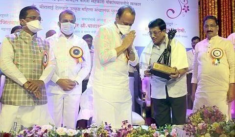 Administrator on Maharashtra State Co-operative Bank Vidyadhar Anaskar felicitated by Pawar