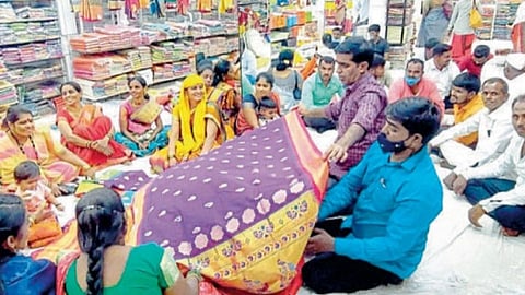Nanded market wedding season shopping crowd
