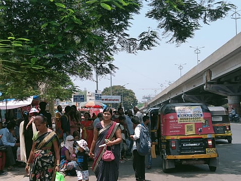 बसथांब्यावर शेड नसल्याने प्रवासी उन्हात उभे असतात