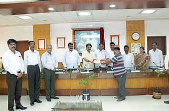 प्रियांका मोहितेच्या वडिलांकडे  धनादेश देताना.