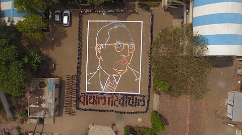 3 हजार पुस्तके वापरत साकारली बाबासाहेबांची भव्य प्रतिकृती | Nashik